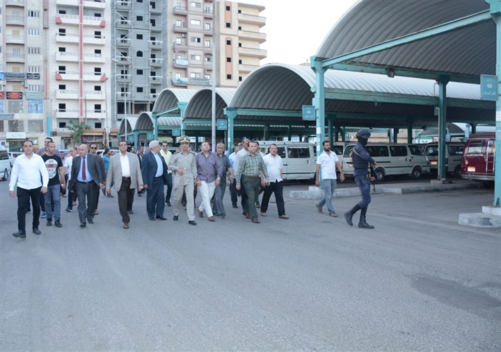 محافظ البحيرة يتفقد مجمع مواقف دمنهور لمتابعة أعمال وضع التعريفة الجديدة