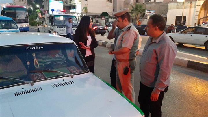 محافظ البحيرة يتفقد مجمع مواقف دمنهور لمتابعة أعمال وضع التعريفة الجديدة