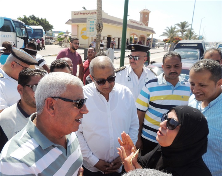 سيدة تستغيث بمحافظ مطروح لفقدان حقيبتها.. والأمن يعثر عليها