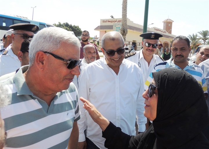 سيدة تستغيث بمحافظ مطروح لفقدان حقيبتها.. والأمن يعثر عليها