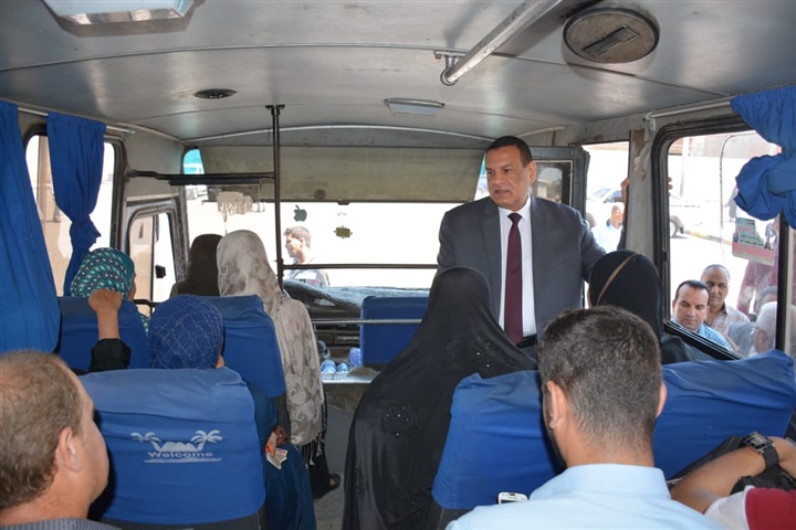 محافظ البحيرة يقوم بجولة داخل مجمع مواقف رشيد لمتابعة سير العمل ومدى الإلتزام بتعريفة الركوب الجديدة 