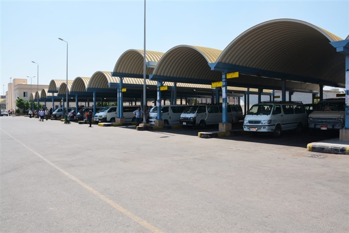 محافظ البحيرة يقوم بجولة داخل مجمع مواقف رشيد لمتابعة سير العمل ومدى الإلتزام بتعريفة الركوب الجديدة 