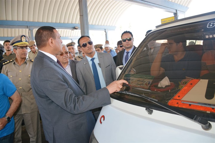 محافظ البحيرة يقوم بجولة داخل مجمع مواقف رشيد لمتابعة سير العمل ومدى الإلتزام بتعريفة الركوب الجديدة 