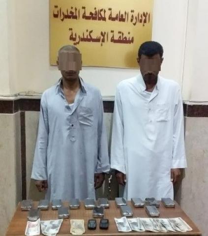 ضبط 4 من العناصر الإجرامية بحوزتهم 35 طربة لمخدر الحشيش بالإسكندرية 