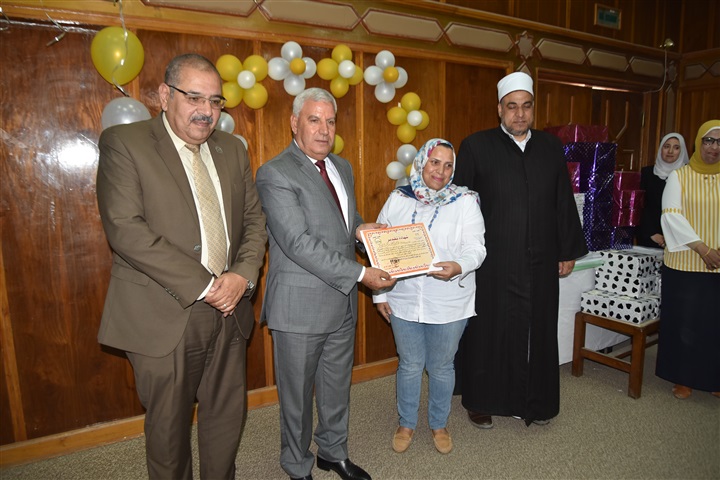 محافظ مطروح يكرم أوائل الشهادات الابتدائية والإعدادية العامة والأزهرية