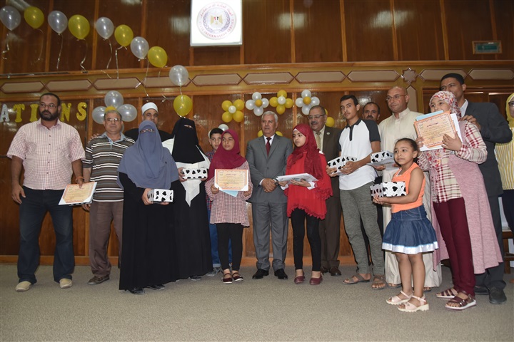 محافظ مطروح يكرم أوائل الشهادات الابتدائية والإعدادية العامة والأزهرية