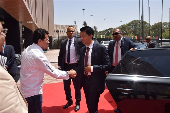 بالصور.. رئيس مدغشقر ووزير الرياضة يتفقدان ستاد القاهرة الدولي