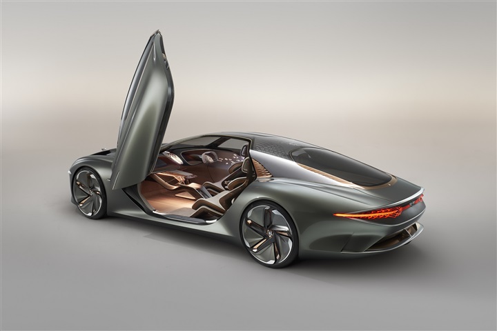 Bentley تعيد تصوّر مستقبل السيارات الفاخرة عالية الأداء عبر طرازها الاستثنائي BENTLEY EXP 100 GT Bentley تعيد تصوّر مستقبل السيارات الفاخرة عالية الأداء عبر طرازها الاستثنائي BENTLEY EXP 100 GT