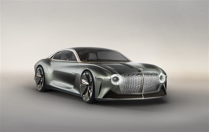 Bentley تعيد تصوّر مستقبل السيارات الفاخرة عالية الأداء عبر طرازها الاستثنائي BENTLEY EXP 100 GT
