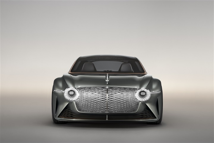 Bentley تعيد تصوّر مستقبل السيارات الفاخرة عالية الأداء عبر طرازها الاستثنائي BENTLEY EXP 100 GT Bentley تعيد تصوّر مستقبل السيارات الفاخرة عالية الأداء عبر طرازها الاستثنائي BENTLEY EXP 100 GT
