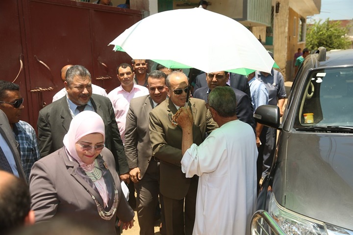 أهالى العاقولة بالرياض يستقبلون محافظ كفر الشيخ بالورود والأعلام 