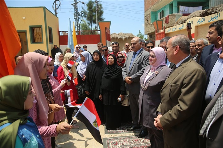 أهالى العاقولة بالرياض يستقبلون محافظ كفر الشيخ بالورود والأعلام 