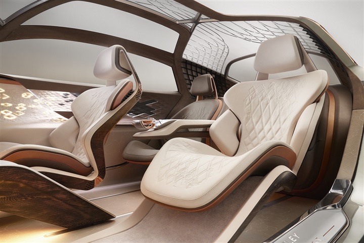 Bentley تعيد تصوّر مستقبل السيارات الفاخرة عالية الأداء عبر طرازها الاستثنائي BENTLEY EXP 100 GT Bentley تعيد تصوّر مستقبل السيارات الفاخرة عالية الأداء عبر طرازها الاستثنائي BENTLEY EXP 100 GT