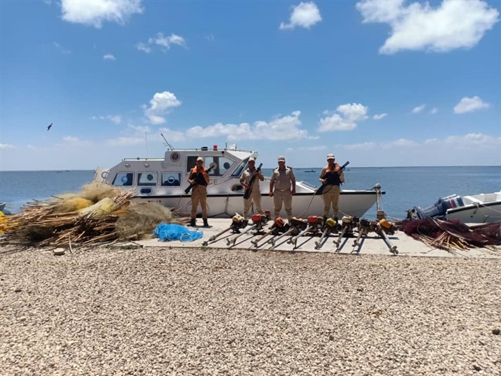 بالصور.. ضبط 5 ماكينات "كوبوتا" وفلوكة خشبية في حملة أمنية علي بحيرة البرلس