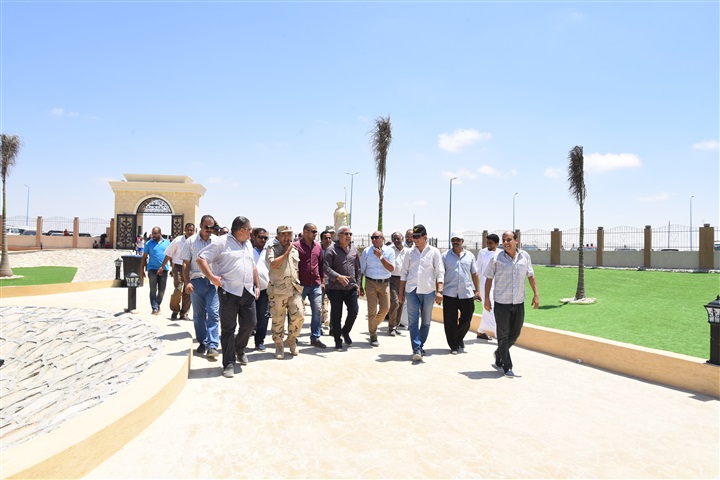 محافظ مطروح يتفقد شاطئ حمام كليوباترا بعد التطوير.. والمصطافون يشيدون بأعمال تطوير المزار السياحى العالمى