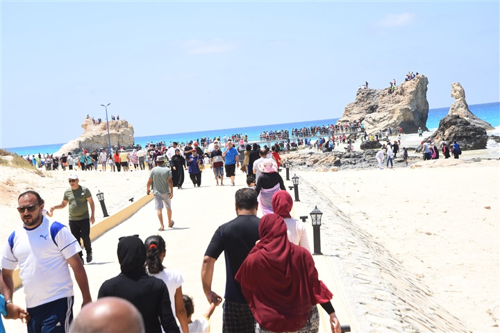 محافظ مطروح يتفقد شاطئ حمام كليوباترا بعد التطوير.. والمصطافون يشيدون بأعمال تطوير المزار السياحى العالمى