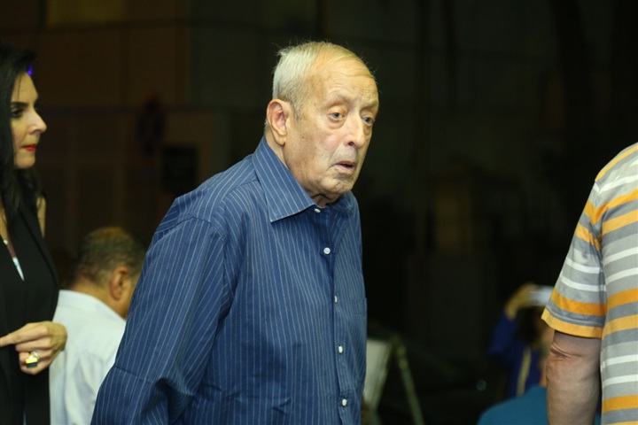 لبني عبدالعزيز وأشرف زكي ووحيد حامد في عزاء الناقد يوسف رزق الله (صور)