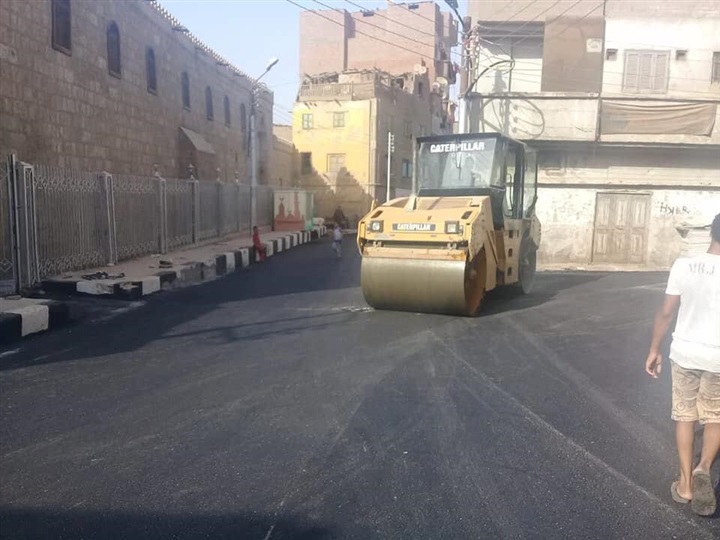 محافظ سوهاج يوجه بالانتهاء من مشروعات رصف الطرق في المواعيد المحددة  
