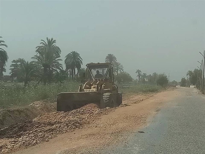 محافظ سوهاج يوجه بالانتهاء من مشروعات رصف الطرق في المواعيد المحددة  
