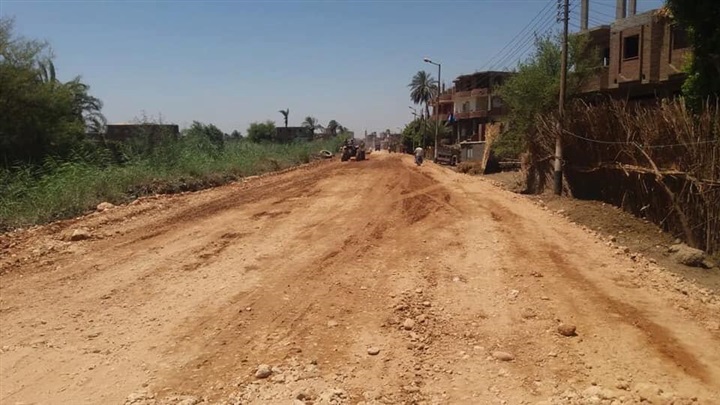 محافظ سوهاج يوجه بالانتهاء من مشروعات رصف الطرق في المواعيد المحددة  
