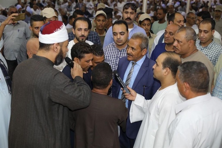السكرتير المساعد يشهد مراسم الصلح بين أبناء العمومة من عائلة أبوزيد أبو عقرب بالبلينا بسوهاج