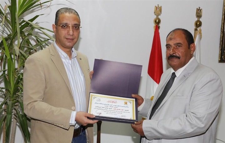 محافظ سوهاج يكرم أبطال إفريقيا للقوة ومصارعة الذراعين أبناء سوهاج