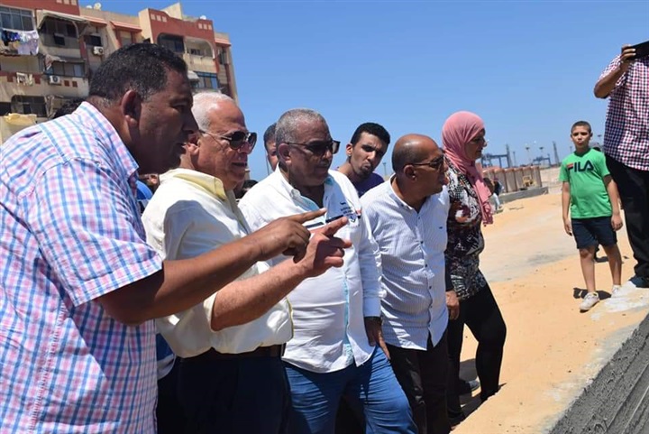 محافظ بورسعيد يتفقد العمل بكورنيش قناة الاتصال الجديد 