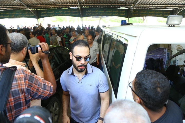 توافد نجوم الفن على جنازة فاروق الفيشاوي بمسجد مصطفي محمود توافد نجوم الفن على جنازة فاروق الفيشاوي بمسجد مصطفي محمود