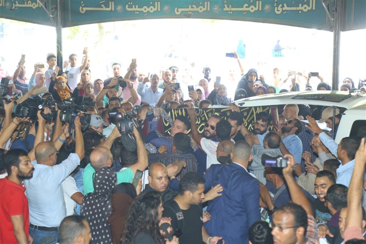 توافد نجوم الفن على جنازة فاروق الفيشاوي بمسجد مصطفي محمود توافد نجوم الفن على جنازة فاروق الفيشاوي بمسجد مصطفي محمود