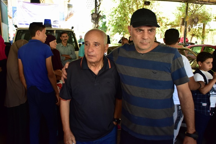 توافد نجوم الفن على جنازة فاروق الفيشاوي بمسجد مصطفي محمود توافد نجوم الفن على جنازة فاروق الفيشاوي بمسجد مصطفي محمود