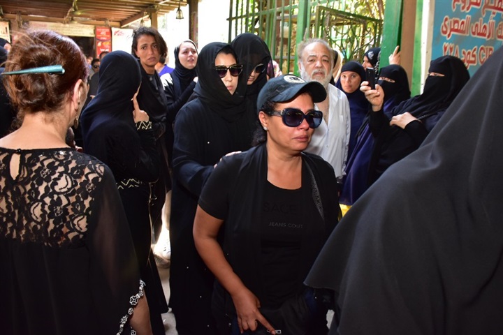 انهيار نجوم ونجمات الفن في جنازة فاروق الفيشاوي