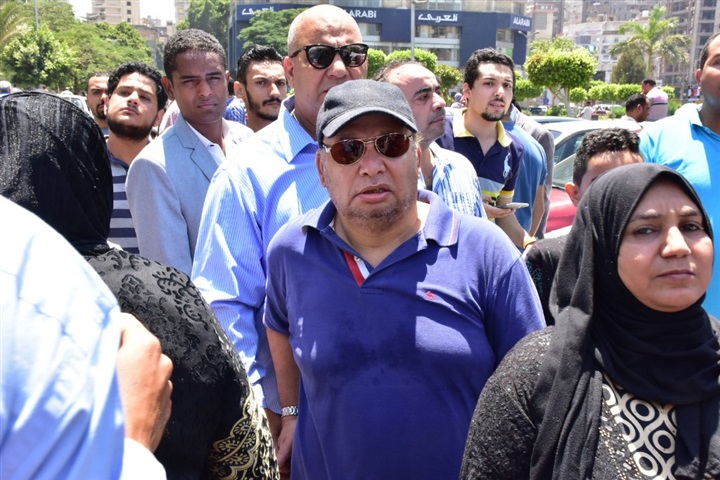 انهيار نجوم ونجمات الفن في جنازة فاروق الفيشاوي