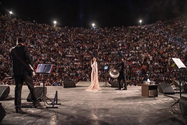 ديانا كرزون تبهر الجمهور بصوتها الشجي على المسرح الجنوبي ديانا كرزون تبهر الجمهور بصوتها الشجي على المسرح الجنوبي