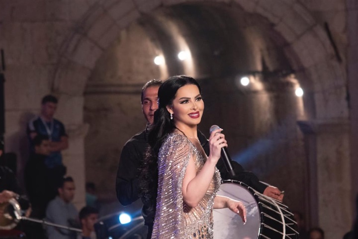 ديانا كرزون تبهر الجمهور بصوتها الشجي على المسرح الجنوبي ديانا كرزون تبهر الجمهور بصوتها الشجي على المسرح الجنوبي