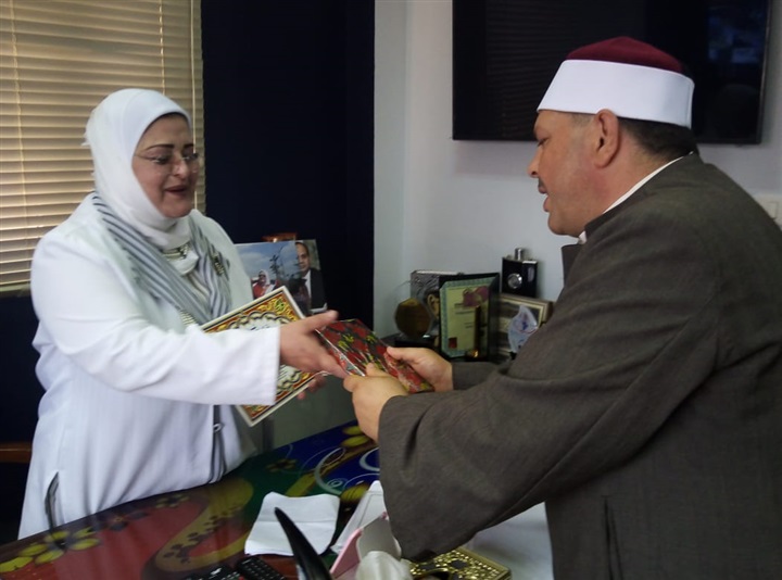 بالصور.. وكيل تعليم كفر الشيخ تخفف دموع والدة طالب وتعيد ملف جديد لطالبة ضحية خلافات أسرية