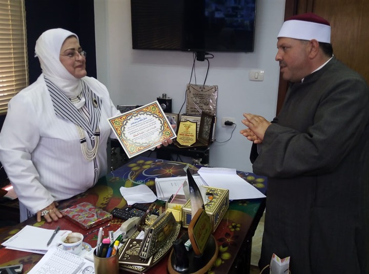 بالصور.. وكيل تعليم كفر الشيخ تخفف دموع والدة طالب وتعيد ملف جديد لطالبة ضحية خلافات أسرية