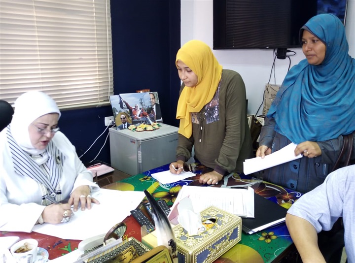 بالصور.. وكيل تعليم كفر الشيخ تخفف دموع والدة طالب وتعيد ملف جديد لطالبة ضحية خلافات أسرية