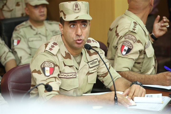 بالصور.. محافظ كفر الشيخ وقائد الدفاع الشعبي والعسكرى يستعرضان مشروع التعبو "صقر 48"
