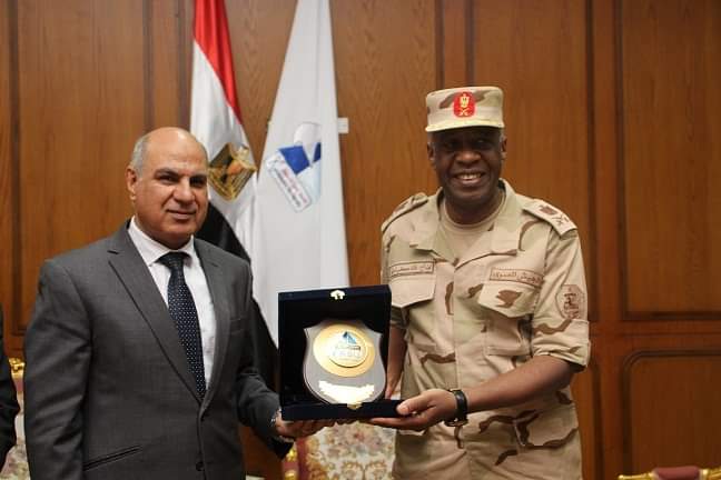 بالصور.. قائد قوات الدفاع الشعبي ومحافظ كفر الشيخ يكرمان رئيس الجامعة