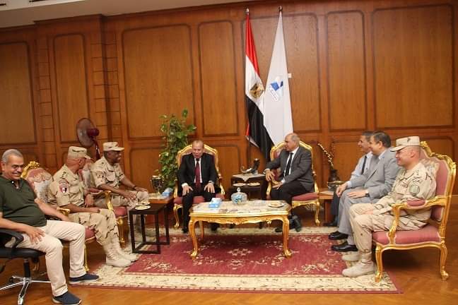 بالصور.. قائد قوات الدفاع الشعبي ومحافظ كفر الشيخ يكرمان رئيس الجامعة