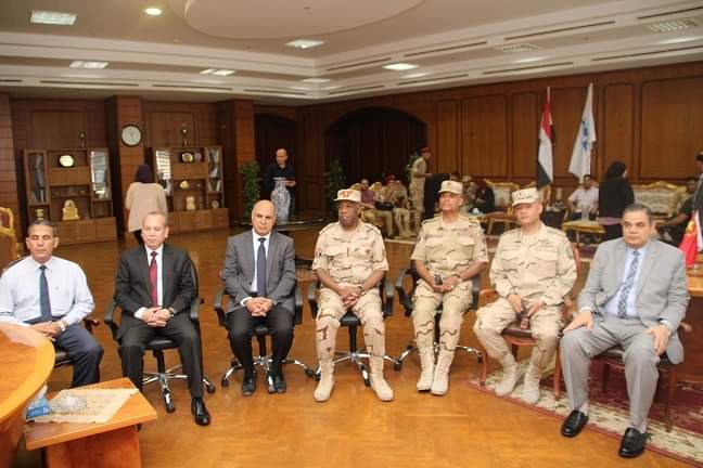 بالصور.. قائد قوات الدفاع الشعبي ومحافظ كفر الشيخ يكرمان رئيس الجامعة