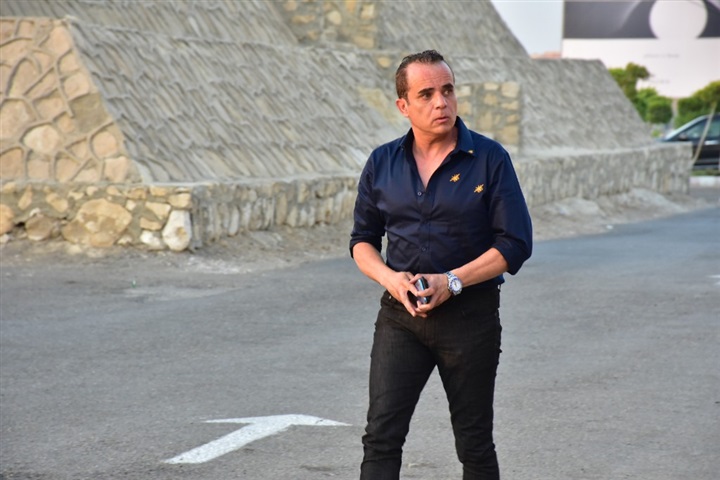 وصول أحمد الفيشاوي و سمية الألفي عزاء الراحل فاروق الفيشاوي بمسجد الشرطة بأكتوبر وصول أحمد الفيشاوي و سمية الألفي عزاء الراحل فاروق الفيشاوي بمسجد الشرطة بأكتوبر