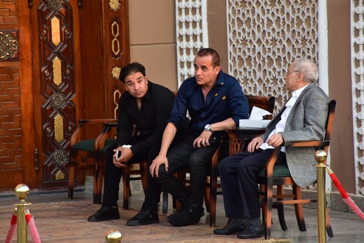 وصول أحمد الفيشاوي و سمية الألفي عزاء الراحل فاروق الفيشاوي بمسجد الشرطة بأكتوبر