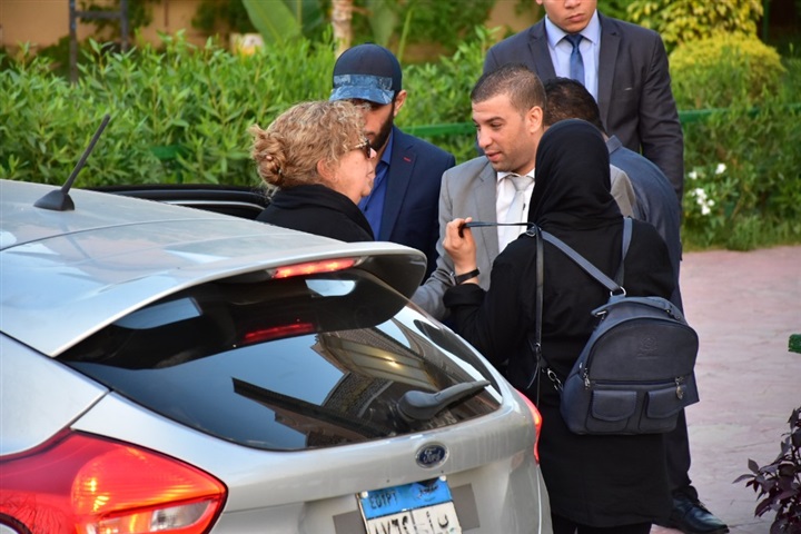وصول أحمد الفيشاوي و سمية الألفي عزاء الراحل فاروق الفيشاوي بمسجد الشرطة بأكتوبر وصول أحمد الفيشاوي و سمية الألفي عزاء الراحل فاروق الفيشاوي بمسجد الشرطة بأكتوبر