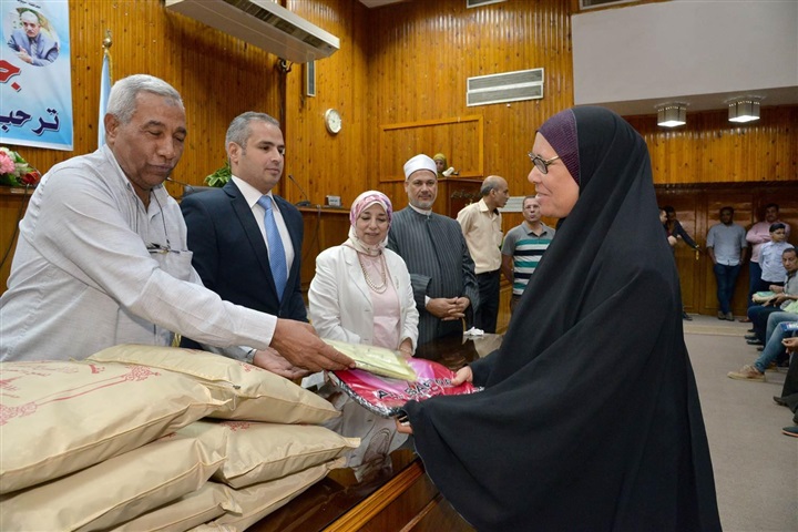 محافظة أسيوط تسلم التأشيرات ومستلزمات وملابس الإحرام لحجاج الجمعيات الأهلية