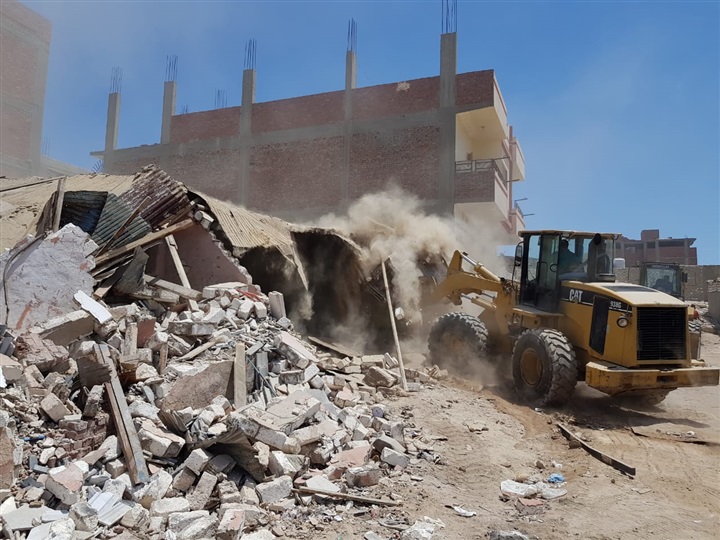 بالصور.. مرافق البحر الأحمر تنفذ قرارات إزالة لمبانى على أراضى ملك الدولة بالغردقة