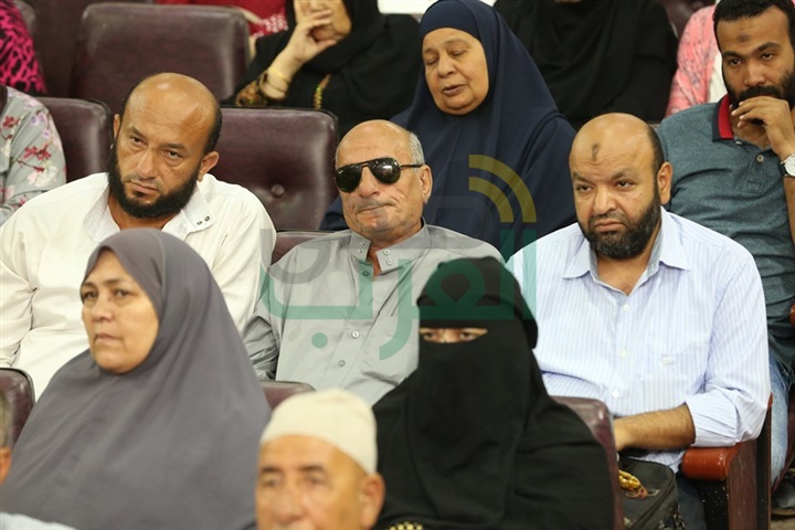 محافظ كفر الشيخ يسلم 360 تأشيرة حج "جمعيات" ويطالبهم بالدعاء لمصر