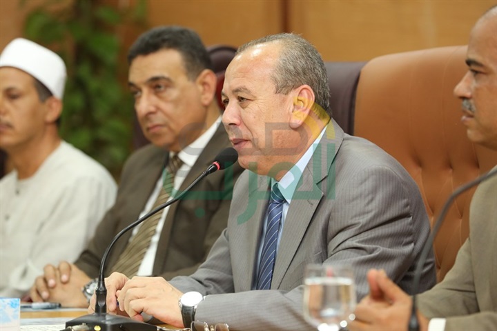 محافظ كفر الشيخ يسلم 360 تأشيرة حج "جمعيات" ويطالبهم بالدعاء لمصر