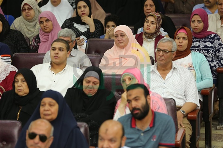 محافظ كفر الشيخ يسلم 360 تأشيرة حج "جمعيات" ويطالبهم بالدعاء لمصر