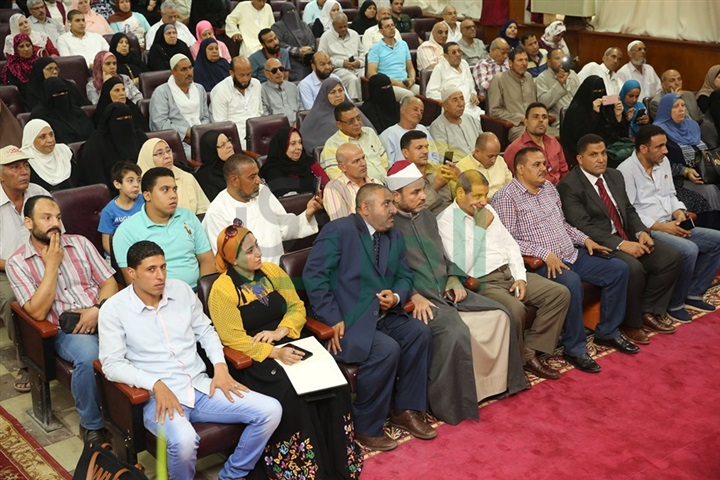 محافظ كفر الشيخ يسلم 360 تأشيرة حج "جمعيات" ويطالبهم بالدعاء لمصر